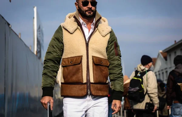 Milan, İtalya - 14 Ocak 2018: Milan Vukmirovic Milano Moda Haftası sırasında sokakta.