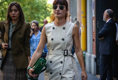 Milan, İtalya - 20 Eylül 2018: Daniela Zuccotti Milano Moda Haftası sırasında sokakta.