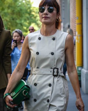 Milan, İtalya - 20 Eylül 2018: Daniela Zuccotti Milano Moda Haftası sırasında sokakta.