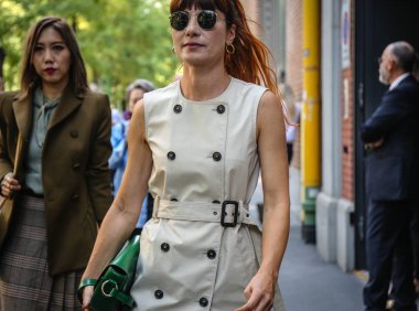 Milan, İtalya - 20 Eylül 2018: Daniela Zuccotti Milano Moda Haftası sırasında sokakta.