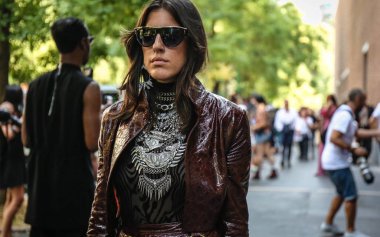 Milan, İtalya - 20 Eylül 2018: kadınlar Milano Moda Haftası sırasında sokakta.