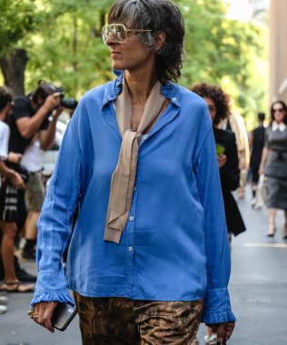 Milan, İtalya - 20 Eylül 2018: Ana Gimeno Milano Moda Haftası sırasında sokakta.