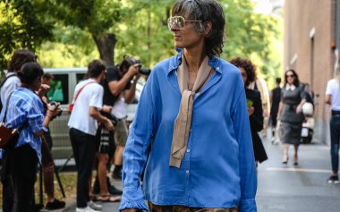 Milan, İtalya - 20 Eylül 2018: Ana Gimeno Milano Moda Haftası sırasında sokakta.