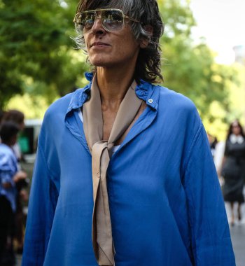 Milan, İtalya - 20 Eylül 2018: Ana Gimeno Milano Moda Haftası sırasında sokakta.