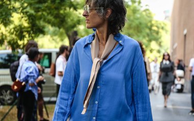 Milan, İtalya - 20 Eylül 2018: Ana Gimeno Milano Moda Haftası sırasında sokakta.