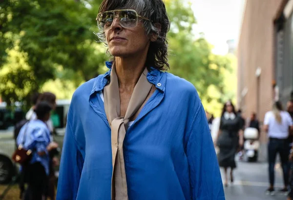 Milan, İtalya - 20 Eylül 2018: Ana Gimeno Milano Moda Haftası sırasında sokakta.