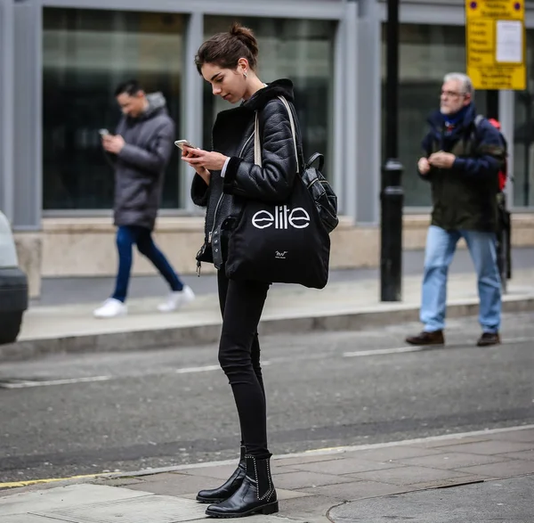 London Fashion Week Streetsytle 16 febbraio 2019 — Stockfoto