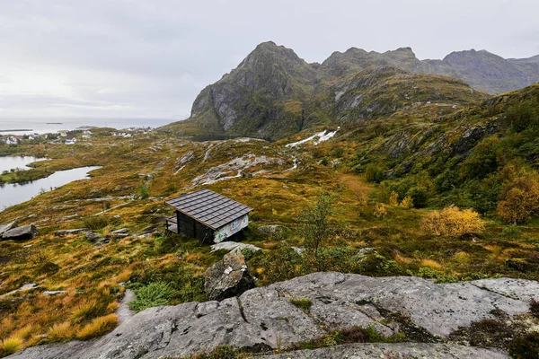 Drewniany Domek Górach Lofotach Norwegii Wybrzeżu Dom Jest Położony Dolinie — Zdjęcie stockowe