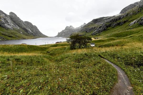 Wanderweg Einer Wunderschönen Bucht Umgeben Von Bergen Und Einem Kleinen — Stockfoto