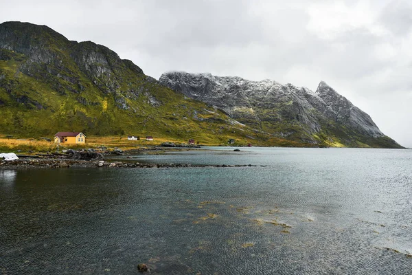 노르웨이 로포텐 제도의 해안에있는 오두막의 아름다운 파노라마 뒤에는 있습니다 — 스톡 사진
