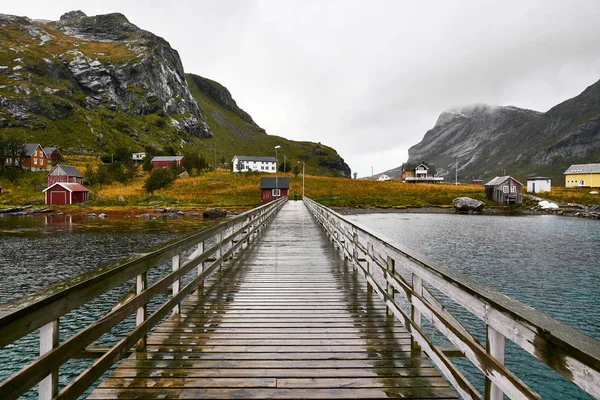 通往挪威罗弗顿群岛莫斯克内索亚村文斯塔德和布内斯海滩的水上木桥 这个村庄由几间传统的山间小屋组成 — 图库照片
