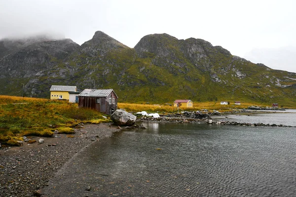 Norveç'te Lofoten Adaları Vinstad sahilde Uzak tekne evi.