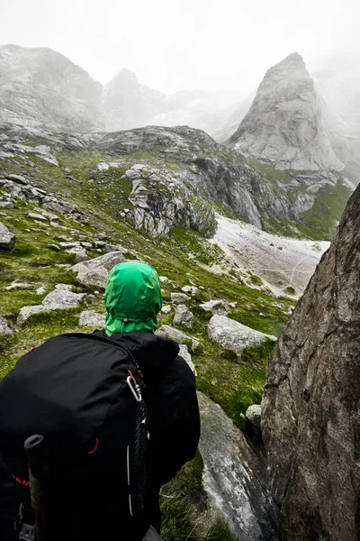 Widok Zza Siedzącego Człowieka Wędrowego Górach Lofotach Wyspie Norwegii Góry — Zdjęcie stockowe