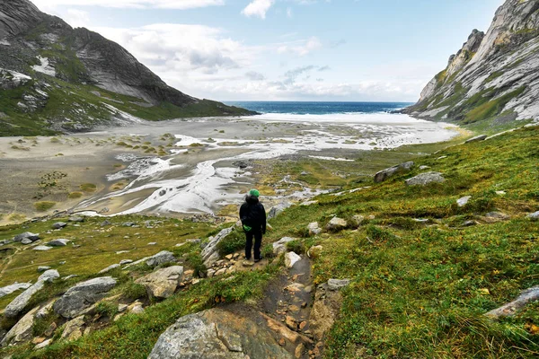 Junger Mann Wandert Die Klippen Hinunter Zum Bunes Beach Einem — Stockfoto