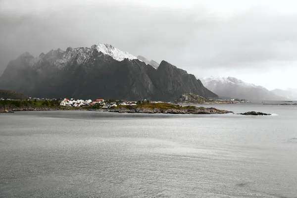 挪威罗弗顿群岛冬季期间挪威海岸和雪覆盖山脉前的村庄全景 — 图库照片