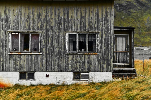 Oude Beschadigde Gevel Van Een Houten Huis Het Dorp Vinstad — Stockfoto