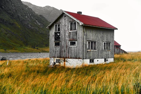 在挪威罗弗顿群岛的文斯塔德村 旧损坏的木制挪威房屋 有红色瓦楞铁屋顶 — 图库照片