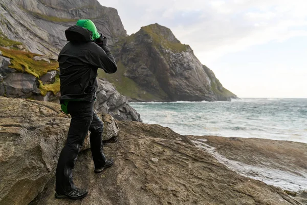 Young Man Photographer Standing Rock Mountains Bunes Beach Photographing Landscapes — Stock Photo, Image