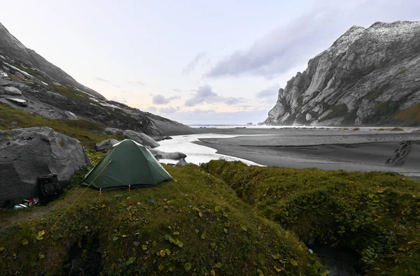Norveç Lofoten Adaları Bunes Beach Bir Tepeüzerinde Yeşil Çadır Çadır — Stok fotoğraf