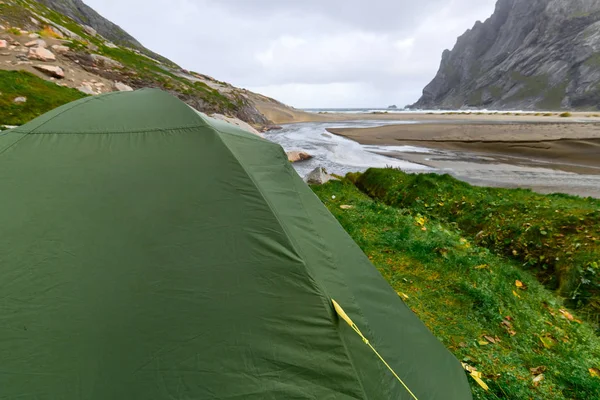Norveç'te Lofoten Adaları'ndaki Bunes Plajı'nda duran yeşil çadır