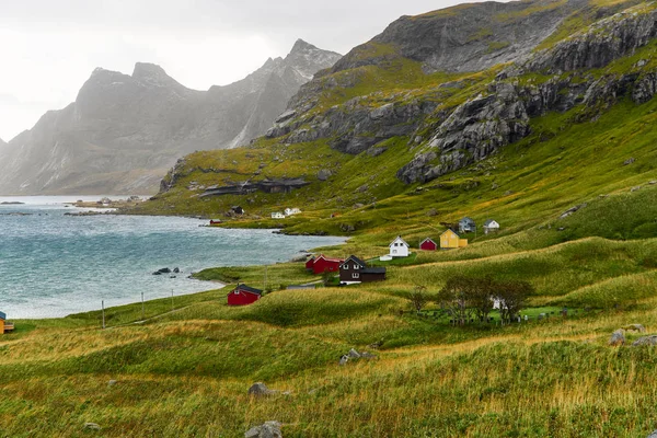 五颜六色的斯堪的纳维亚房屋 位于一个美丽的海湾 四周环绕着群山 在挪威罗弗滕群岛的布内斯海滩和文斯塔德附近的一个小村庄 — 图库照片