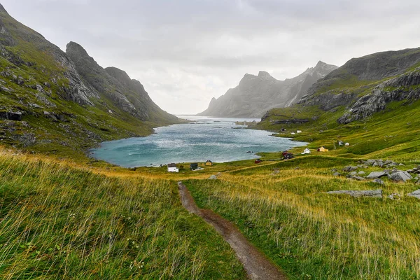 Wanderweg Einer Wunderschönen Bucht Umgeben Von Bergen Und Einem Kleinen — Stockfoto