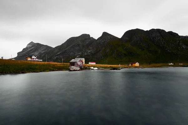 Norveç'te Lofoten Adaları sahil ve birkaç ev uzun pozlama manzara görüntü