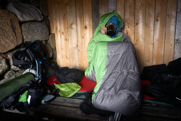 Norveç Teki Lofoten Adaları Nda Uyku Tulumunun Içinde Oturan Kahve — Stok fotoğraf