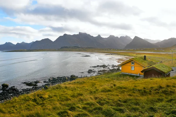 挪威罗弗顿群岛海滩的黄色木屋 带草屋顶 — 图库照片