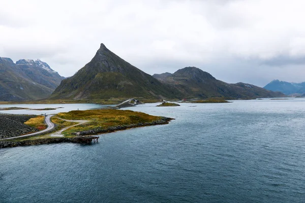 在挪威的洛弗顿群岛上 通往海洋的空路 这条路被山和水包围着 — 图库照片