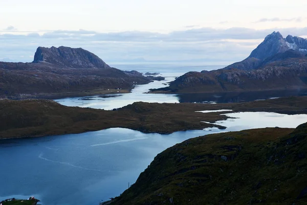 Norveç'te Lofoten Adaları akşam mavi saat boyunca karla kaplı dağlar ile bir koy üzerinde yukarıdan görünümü