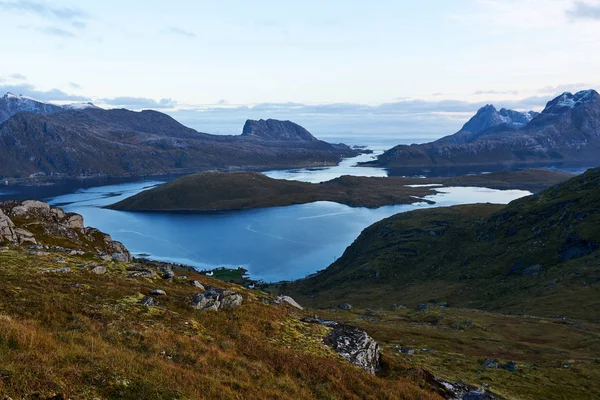 Blick Von Oben Auf Eine Bucht Mit Schneebedeckten Bergen Zur — Stockfoto