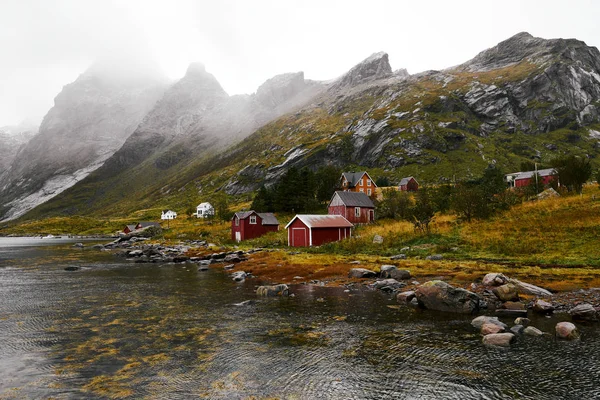 在挪威罗弗顿群岛的温斯塔德海岸与山脉背景的偏远老渔村全景 — 图库照片