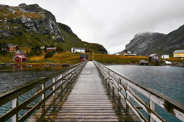 通往挪威罗弗顿群岛莫斯克内索亚村文斯塔德和布内斯海滩的水上木桥 这个村庄由几间传统的山间小屋组成 — 图库照片