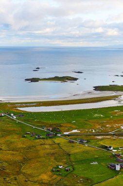 Norveç'te Lofoten Adaları kıyısında, köyler, plajlar ve dağlar üzerinde güzel görünümü.