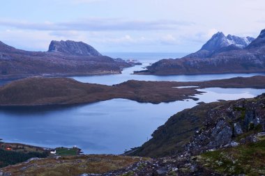 Norveç'te Lofoten Adaları akşam mavi saat boyunca karla kaplı dağlar ile bir koy üzerinde yukarıdan görünümü.