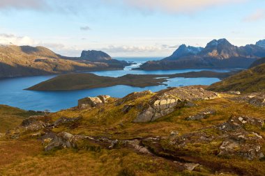 Lofoten Adaları'nda gün batımı sırasında dağın tepesinden panoramik manzara. 