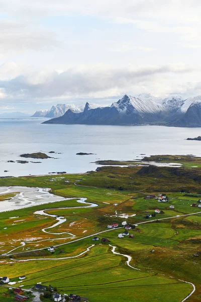 Norveç'te Lofoten Adaları kıyısında, köyler, plajlar ve dağlar üzerinde güzel görünümü.