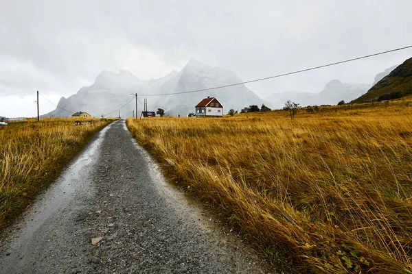 Norveç'te Lofoten Adaları uzak bir köye peyzaj yol kir çakıl yol.