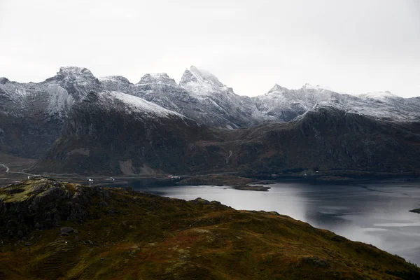 挪威罗弗滕群岛上美丽的山脉和房屋 — 图库照片
