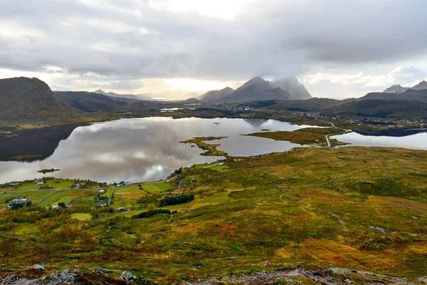 Widok Góry Nad Krajobrazem Lofoten Islands — Zdjęcie stockowe