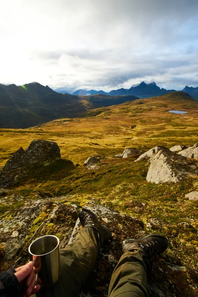 Mężczyzna Trzymając Filiżankę Kawy Złotymi Krajobrazami Tle Lofoten Islands — Zdjęcie stockowe