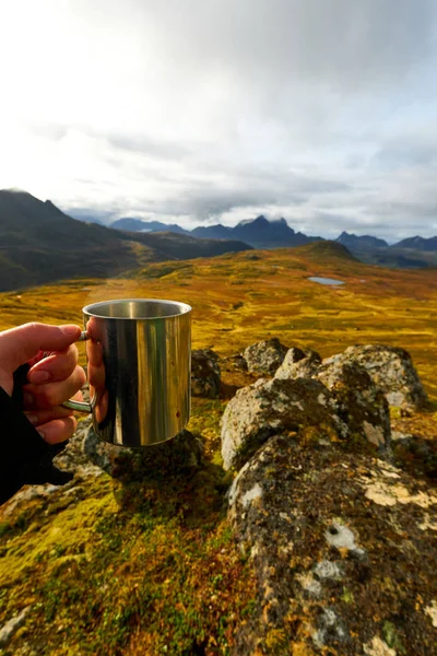 Mann Hält Eine Tasse Kaffee Mit Goldenen Landschaften Hintergrund Auf — Stockfoto