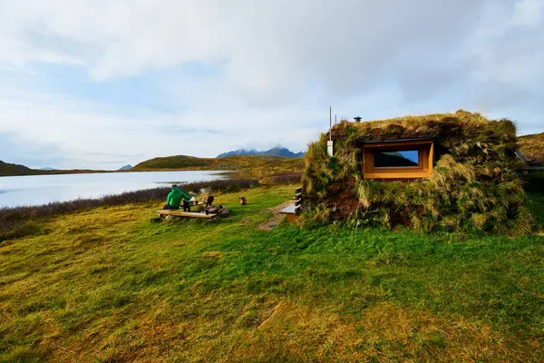 Drewniana Kabina Pokryta Trawą Lofoten Islands Norwegii — Zdjęcie stockowe