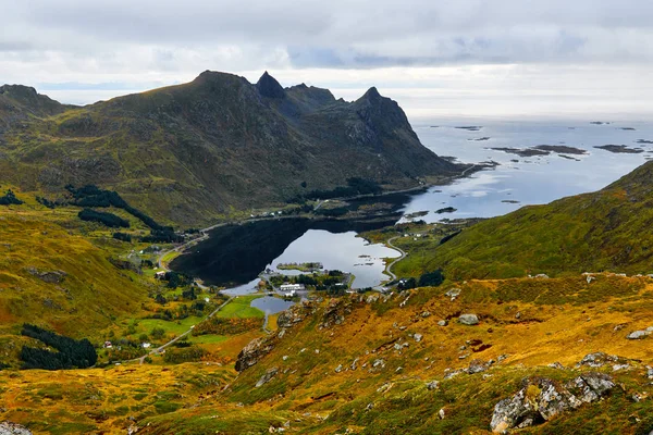 从挪威罗弗顿群岛的一座山上俯瞰海岸和村庄 — 图库照片