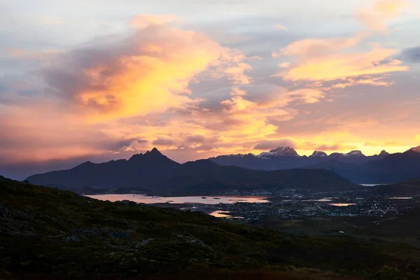 Pôr Sol Sobre Montanhas Nas Ilhas Lofoten Noruega — Fotografia de Stock
