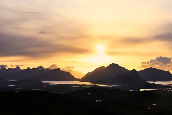 Pôr Sol Sobre Montanhas Nas Ilhas Lofoten Noruega — Fotografia de Stock