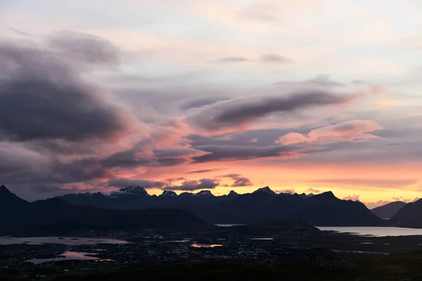 在挪威罗浮敦岛上的高山上落日 — 图库照片