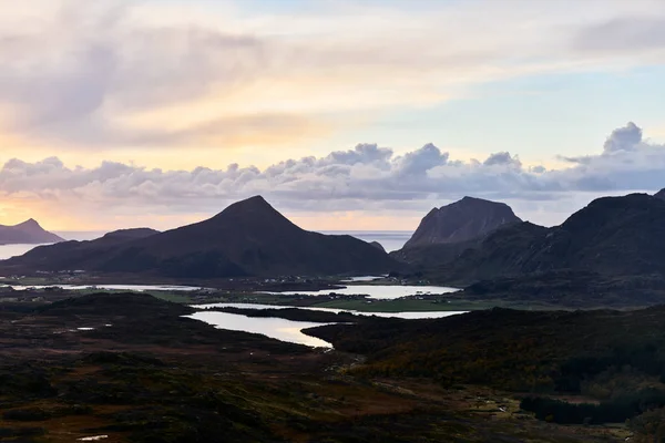 在挪威罗浮敦岛上的高山上落日 — 图库照片
