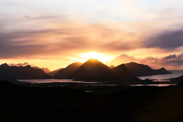 Pôr Sol Sobre Montanhas Nas Ilhas Lofoten Noruega — Fotografia de Stock